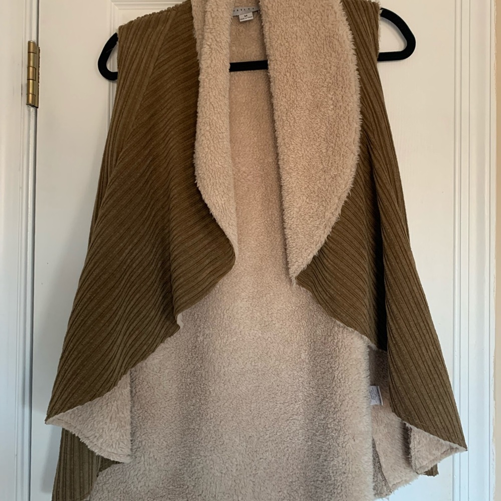 Sleeveless cardigan